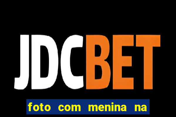 foto com menina na cama fake